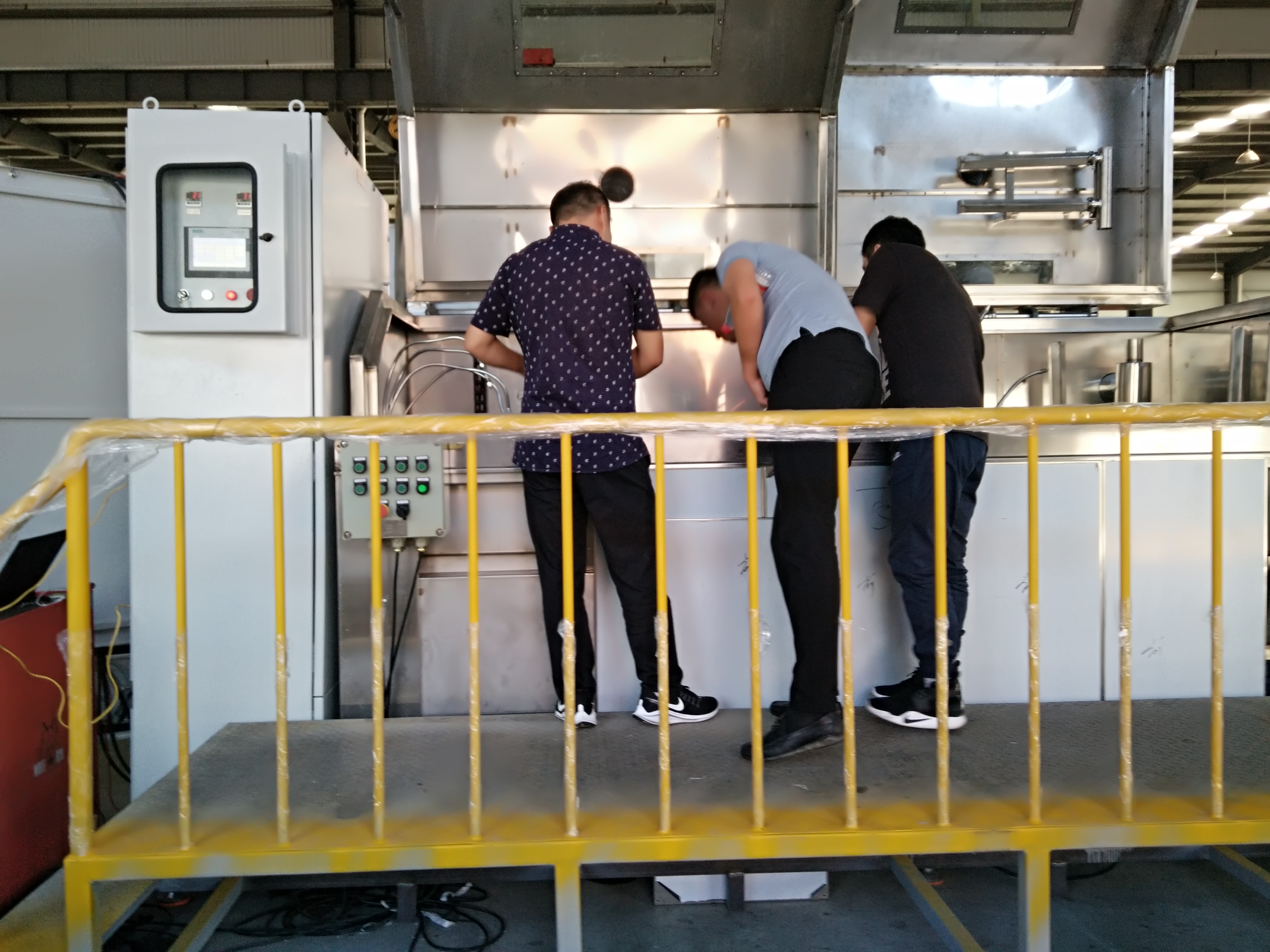 通過式噴淋清洗機：高壓噴淋如何實現(xiàn)高效除油與批量清洗？